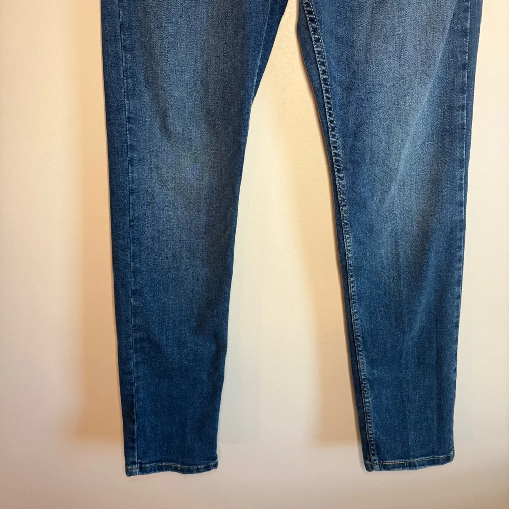 LEVI’S 502 TAPER FIT MEN'S JEANS SZ/ 29X32 In excellent condition